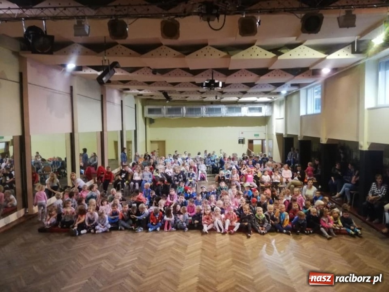 Zdjęcie w galerii na portalu naszraciborz.pl: Wilk i Zając zgromadzili tłumy dzieci wiadomości z regionu