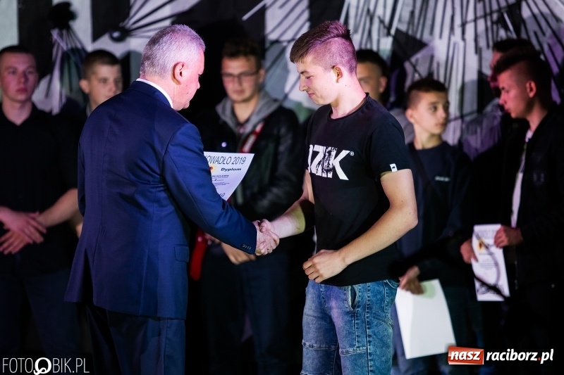 Zdjęcie w galerii na portalu naszraciborz.pl: Złote Kowadło dla MOW z Kamionka Wielkiego wiadomości z regionu