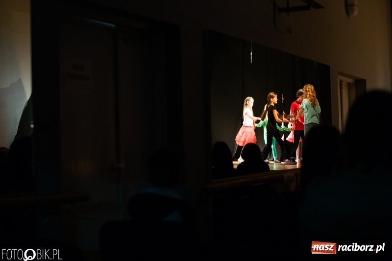 Zdjęcie w galerii na portalu naszraciborz.pl: Wieczór premier w Młodzieżowym Domu Kultury wiadomości z regionu