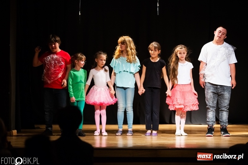 Zdjęcie w galerii na portalu naszraciborz.pl: Wieczór premier w Młodzieżowym Domu Kultury wiadomości z regionu