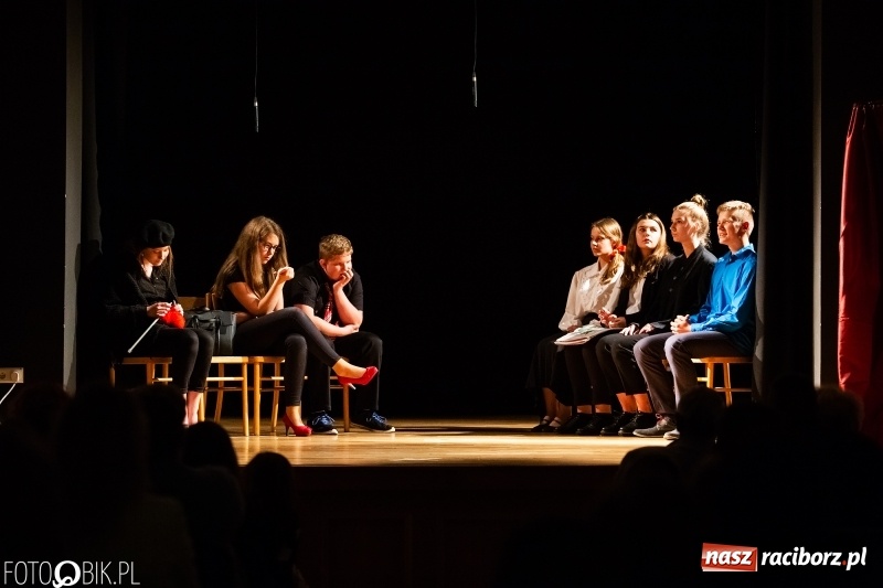 Zdjęcie w galerii na portalu naszraciborz.pl: Wieczór premier w Młodzieżowym Domu Kultury wiadomości z regionu