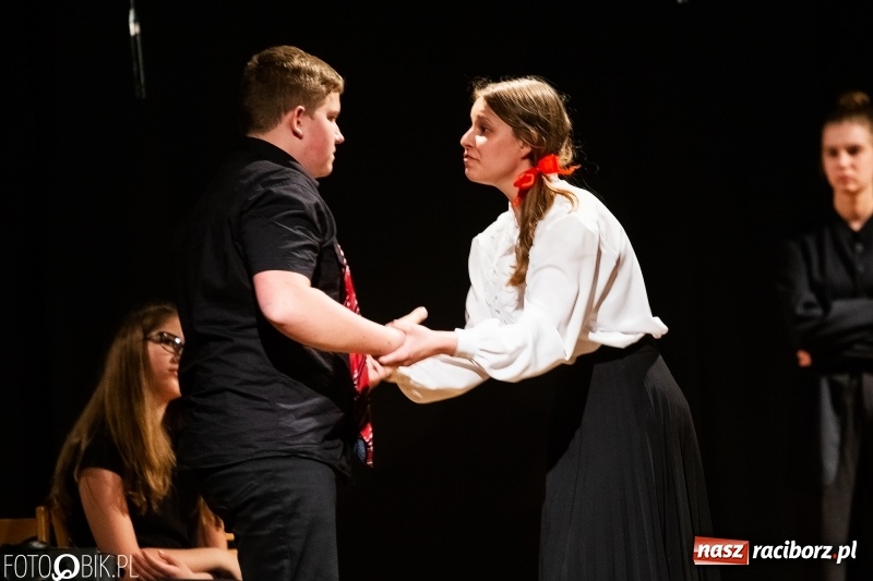 Zdjęcie w galerii na portalu naszraciborz.pl: Wieczór premier w Młodzieżowym Domu Kultury wiadomości z regionu