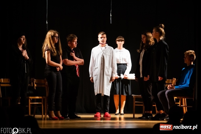 Zdjęcie w galerii na portalu naszraciborz.pl: Wieczór premier w Młodzieżowym Domu Kultury wiadomości z regionu