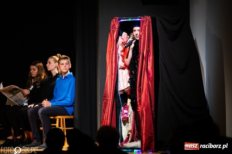 Zdjęcie w galerii na portalu naszraciborz.pl: Wieczór premier w Młodzieżowym Domu Kultury wiadomości z regionu