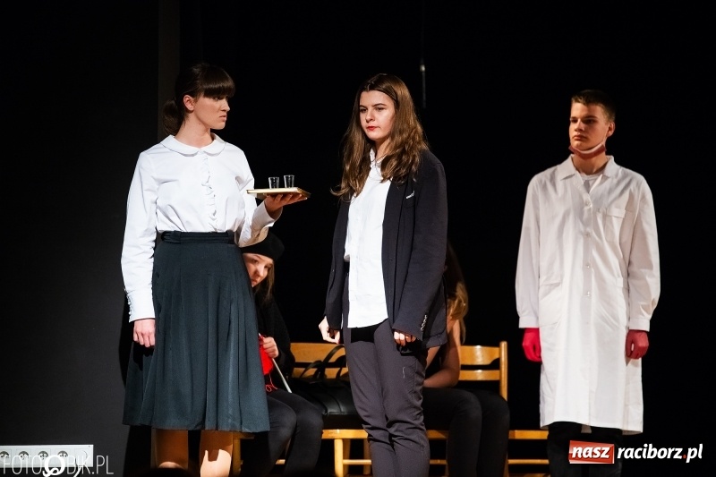 Zdjęcie w galerii na portalu naszraciborz.pl: Wieczór premier w Młodzieżowym Domu Kultury wiadomości z regionu