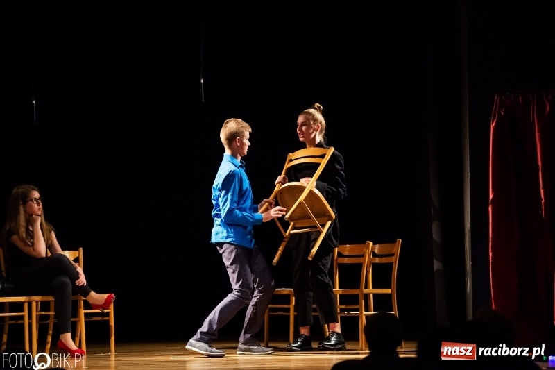 Zdjęcie w galerii na portalu naszraciborz.pl: Wieczór premier w Młodzieżowym Domu Kultury wiadomości z regionu