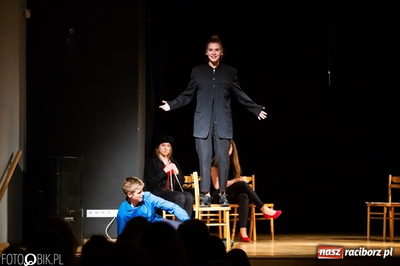 Zdjęcie w galerii na portalu naszraciborz.pl: Wieczór premier w Młodzieżowym Domu Kultury wiadomości z regionu