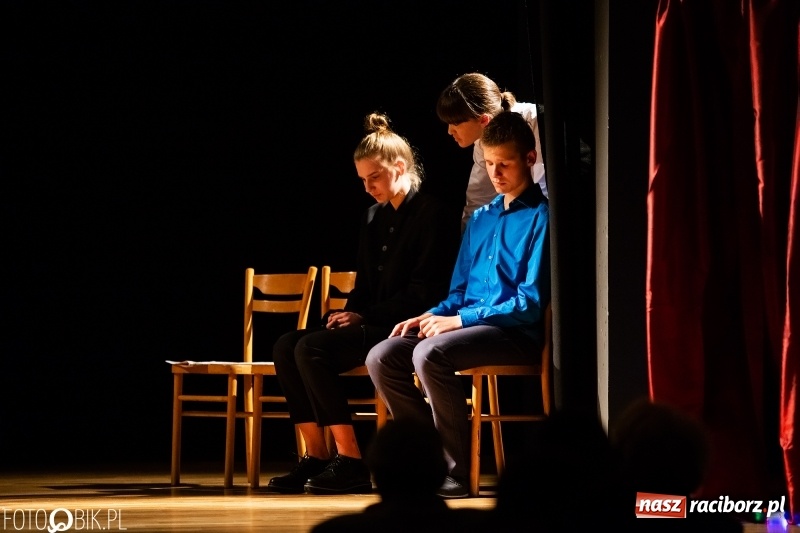 Zdjęcie w galerii na portalu naszraciborz.pl: Wieczór premier w Młodzieżowym Domu Kultury wiadomości z regionu