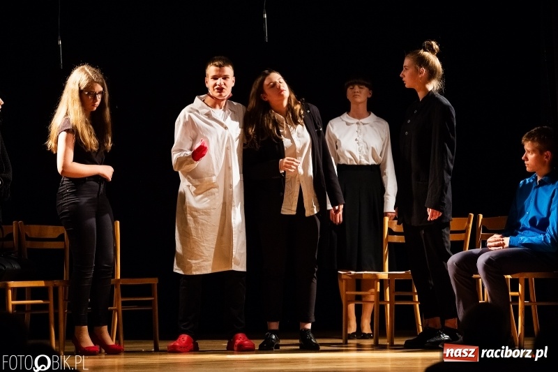 Zdjęcie w galerii na portalu naszraciborz.pl: Wieczór premier w Młodzieżowym Domu Kultury wiadomości z regionu