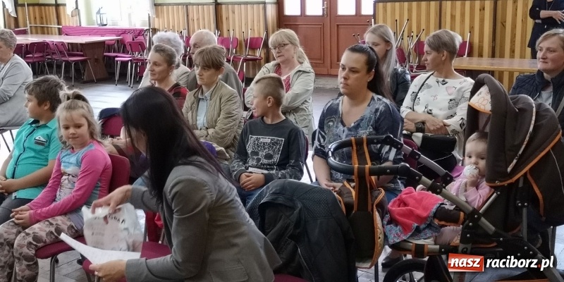 Zdjęcie w galerii na portalu naszraciborz.pl: Dzień Matki w Borucinie z teatrem i tańcem wiadomości z regionu