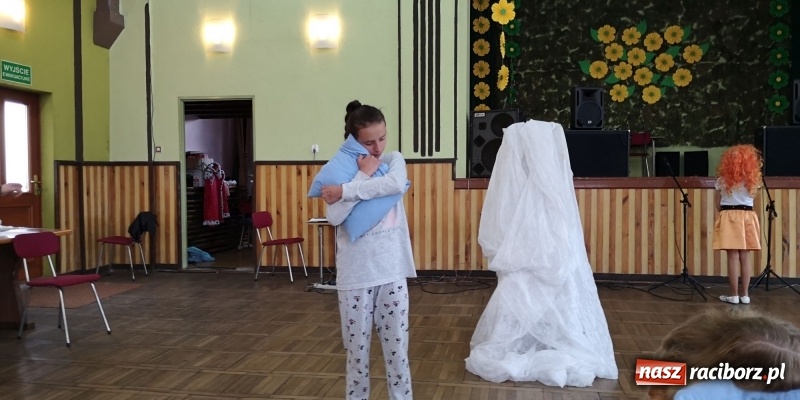 Zdjęcie w galerii na portalu naszraciborz.pl: Dzień Matki w Borucinie z teatrem i tańcem wiadomości z regionu