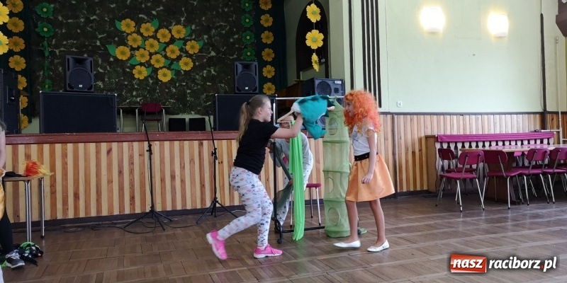 Zdjęcie w galerii na portalu naszraciborz.pl: Dzień Matki w Borucinie z teatrem i tańcem wiadomości z regionu