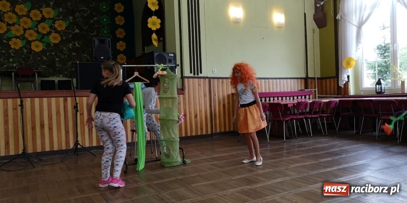Zdjęcie w galerii na portalu naszraciborz.pl: Dzień Matki w Borucinie z teatrem i tańcem wiadomości z regionu