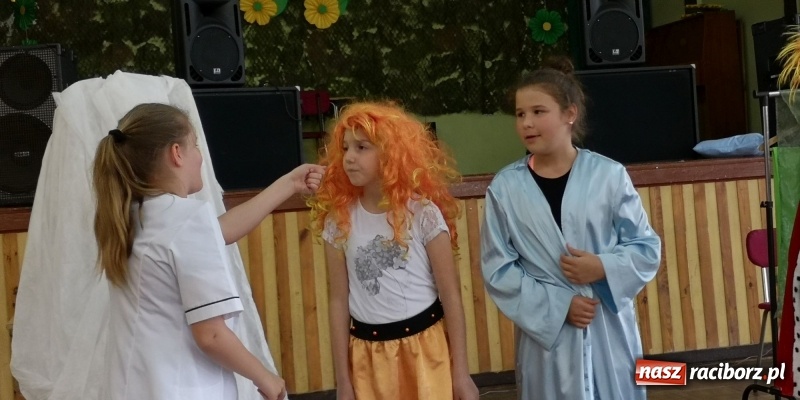 Zdjęcie w galerii na portalu naszraciborz.pl: Dzień Matki w Borucinie z teatrem i tańcem wiadomości z regionu