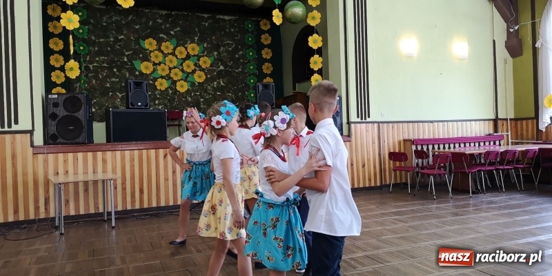 Zdjęcie w galerii na portalu naszraciborz.pl: Dzień Matki w Borucinie z teatrem i tańcem wiadomości z regionu