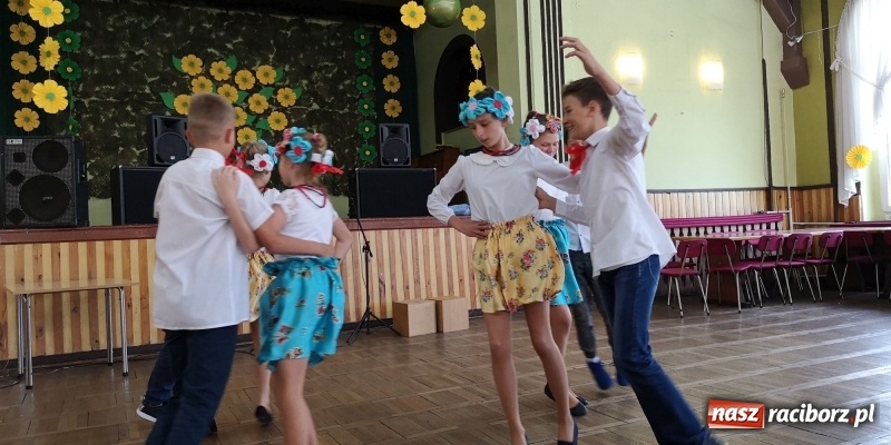 Zdjęcie w galerii na portalu naszraciborz.pl: Dzień Matki w Borucinie z teatrem i tańcem wiadomości z regionu