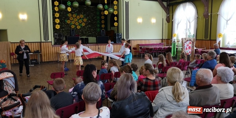 Zdjęcie w galerii na portalu naszraciborz.pl: Dzień Matki w Borucinie z teatrem i tańcem wiadomości z regionu