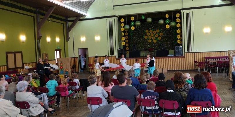 Zdjęcie w galerii na portalu naszraciborz.pl: Dzień Matki w Borucinie z teatrem i tańcem wiadomości z regionu