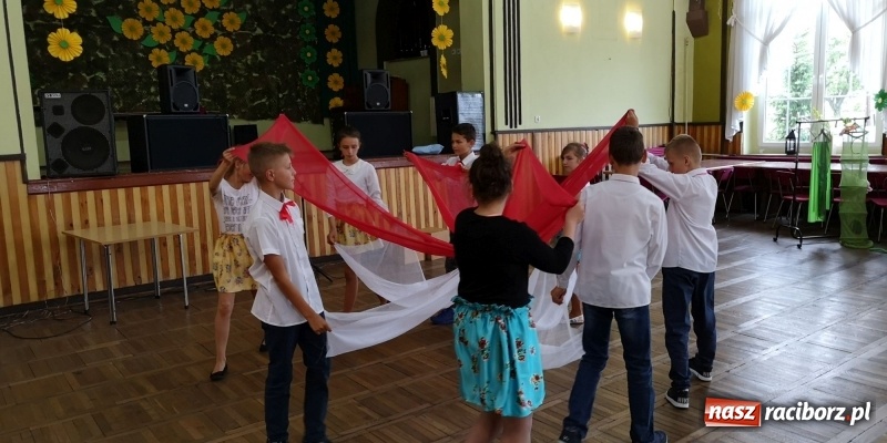 Zdjęcie w galerii na portalu naszraciborz.pl: Dzień Matki w Borucinie z teatrem i tańcem wiadomości z regionu