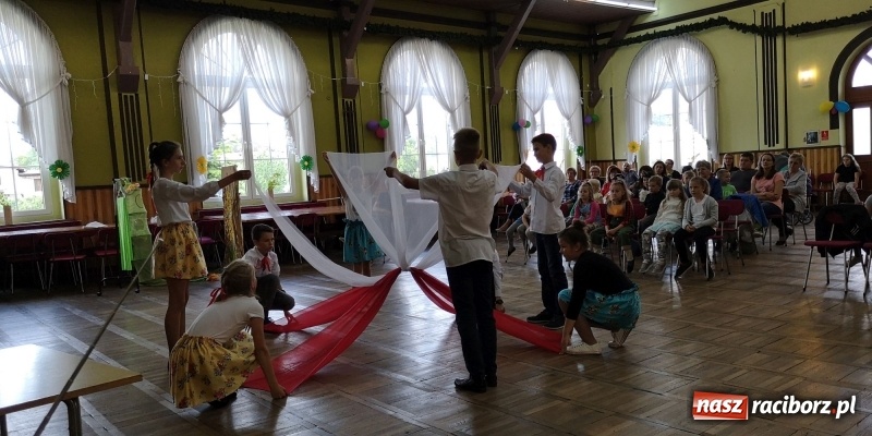 Zdjęcie w galerii na portalu naszraciborz.pl: Dzień Matki w Borucinie z teatrem i tańcem wiadomości z regionu