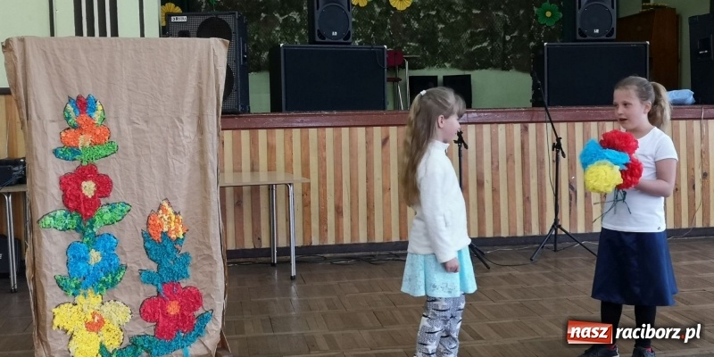 Zdjęcie w galerii na portalu naszraciborz.pl: Dzień Matki w Borucinie z teatrem i tańcem wiadomości z regionu