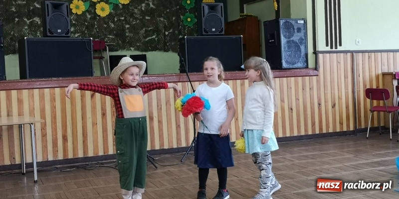 Zdjęcie w galerii na portalu naszraciborz.pl: Dzień Matki w Borucinie z teatrem i tańcem wiadomości z regionu