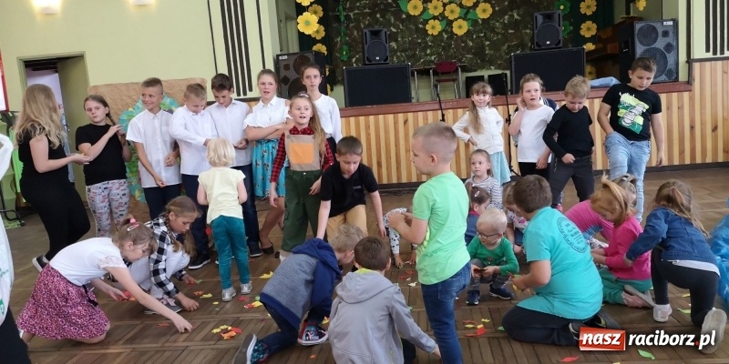 Zdjęcie w galerii na portalu naszraciborz.pl: Dzień Matki w Borucinie z teatrem i tańcem wiadomości z regionu