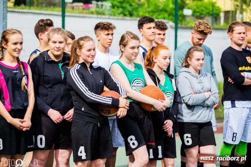 Zdjęcie w galerii na portalu naszraciborz.pl: W Ekonomiku rywalizowali w rozgrywkach streetballa wiadomości z regionu