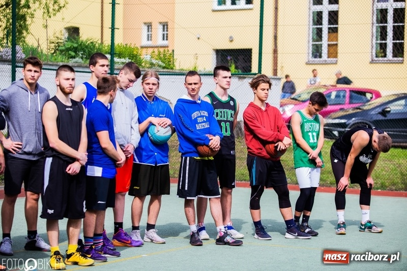 Zdjęcie w galerii na portalu naszraciborz.pl: W Ekonomiku rywalizowali w rozgrywkach streetballa wiadomości z regionu