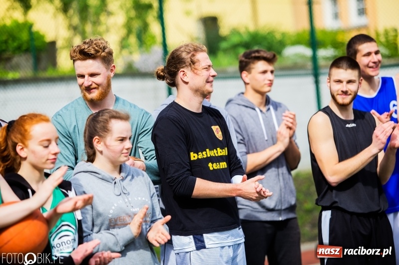 Zdjęcie w galerii na portalu naszraciborz.pl: W Ekonomiku rywalizowali w rozgrywkach streetballa wiadomości z regionu