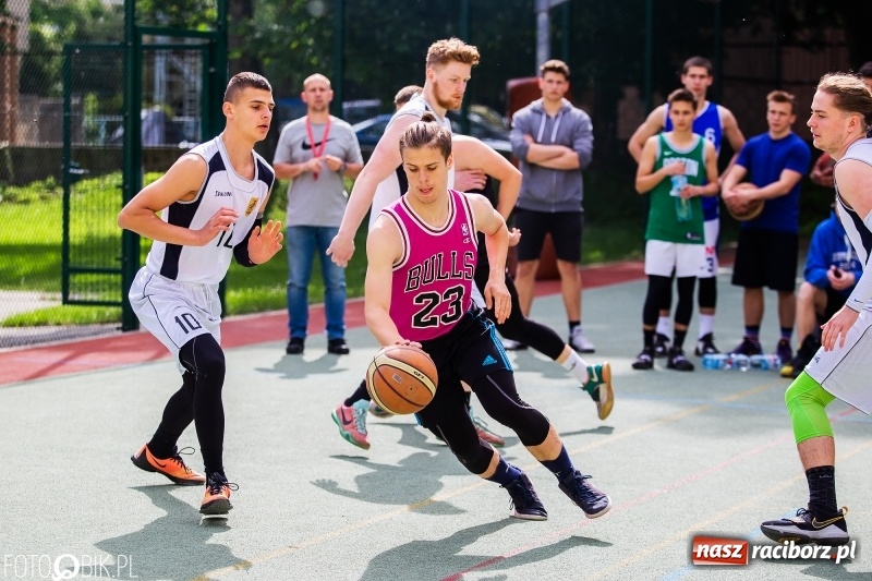 Zdjęcie w galerii na portalu naszraciborz.pl: W Ekonomiku rywalizowali w rozgrywkach streetballa wiadomości z regionu