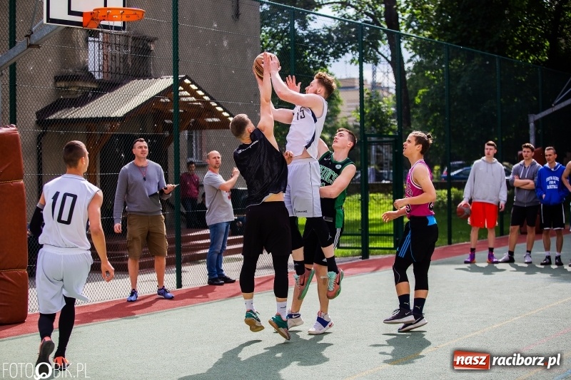 Zdjęcie w galerii na portalu naszraciborz.pl: W Ekonomiku rywalizowali w rozgrywkach streetballa wiadomości z regionu