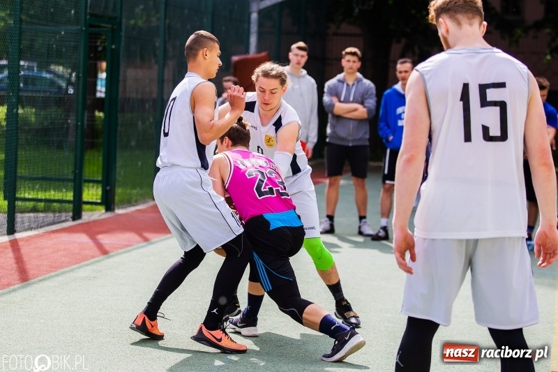 Zdjęcie w galerii na portalu naszraciborz.pl: W Ekonomiku rywalizowali w rozgrywkach streetballa wiadomości z regionu