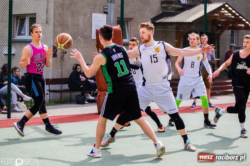 Zdjęcie w galerii na portalu naszraciborz.pl: W Ekonomiku rywalizowali w rozgrywkach streetballa wiadomości z regionu