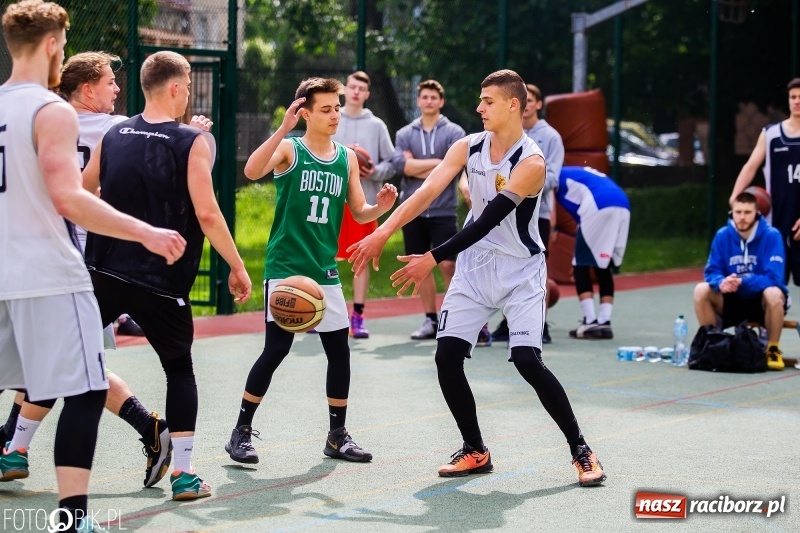 Zdjęcie w galerii na portalu naszraciborz.pl: W Ekonomiku rywalizowali w rozgrywkach streetballa wiadomości z regionu