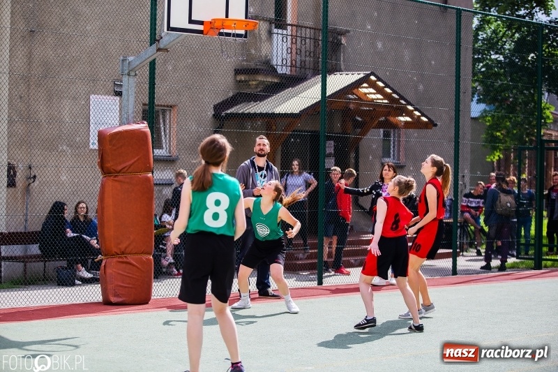 Zdjęcie w galerii na portalu naszraciborz.pl: W Ekonomiku rywalizowali w rozgrywkach streetballa wiadomości z regionu
