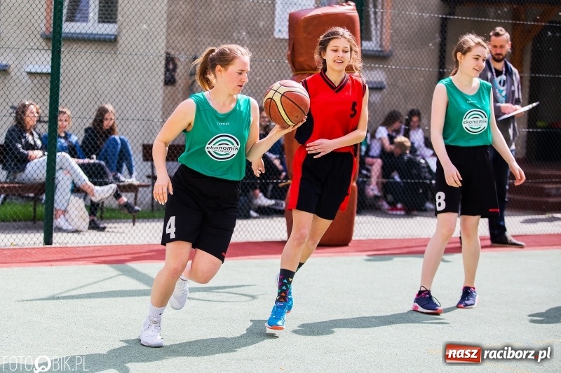 Zdjęcie w galerii na portalu naszraciborz.pl: W Ekonomiku rywalizowali w rozgrywkach streetballa wiadomości z regionu