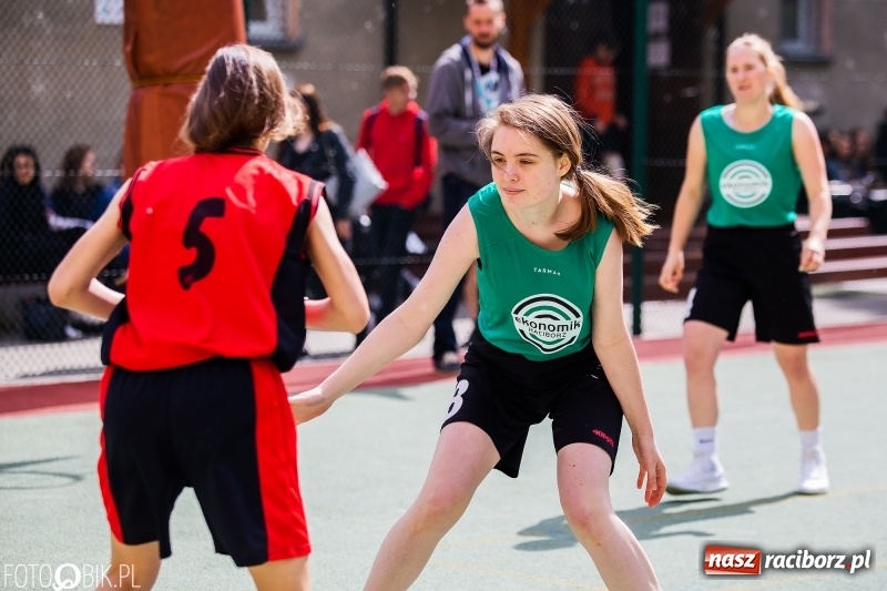 Zdjęcie w galerii na portalu naszraciborz.pl: W Ekonomiku rywalizowali w rozgrywkach streetballa wiadomości z regionu