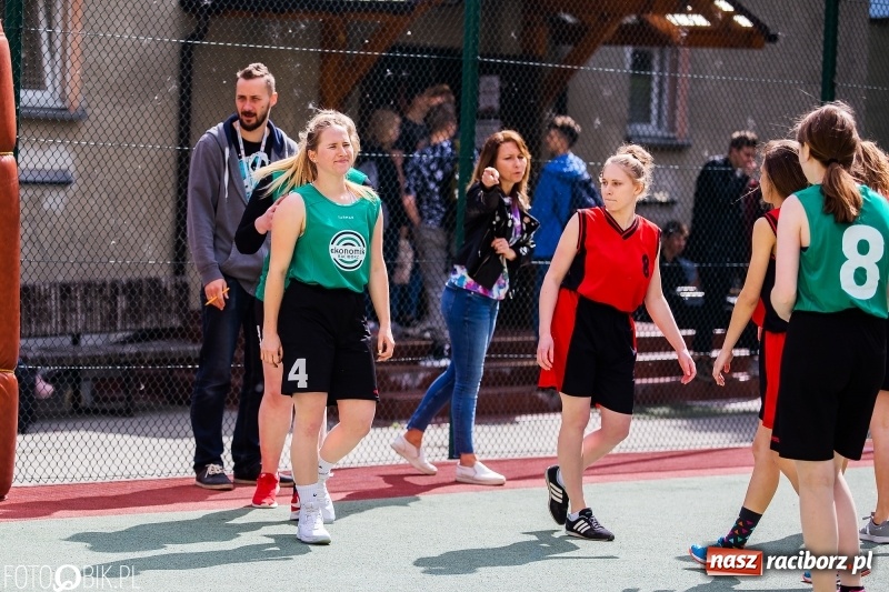 Zdjęcie w galerii na portalu naszraciborz.pl: W Ekonomiku rywalizowali w rozgrywkach streetballa wiadomości z regionu