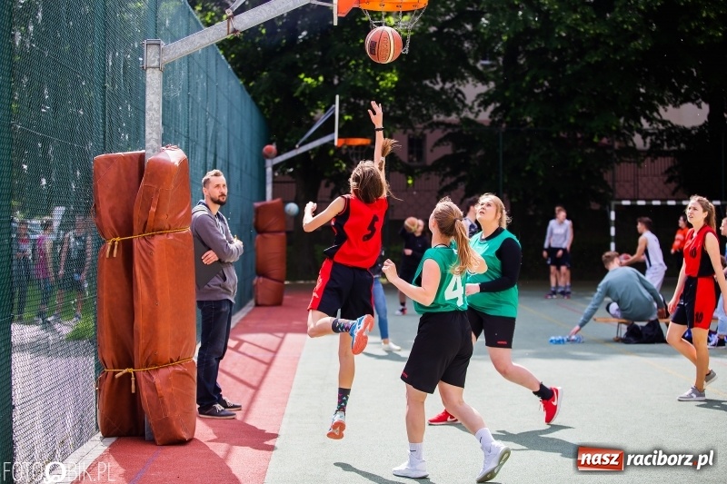 Zdjęcie w galerii na portalu naszraciborz.pl: W Ekonomiku rywalizowali w rozgrywkach streetballa wiadomości z regionu