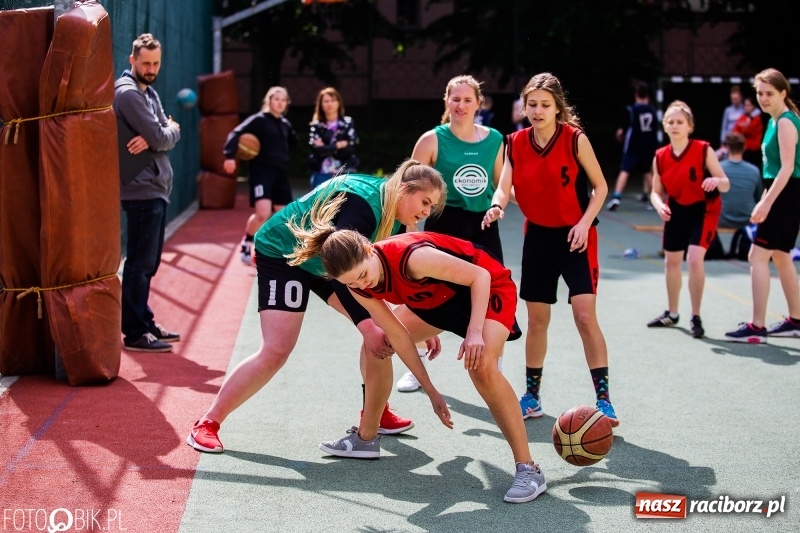 Zdjęcie w galerii na portalu naszraciborz.pl: W Ekonomiku rywalizowali w rozgrywkach streetballa wiadomości z regionu
