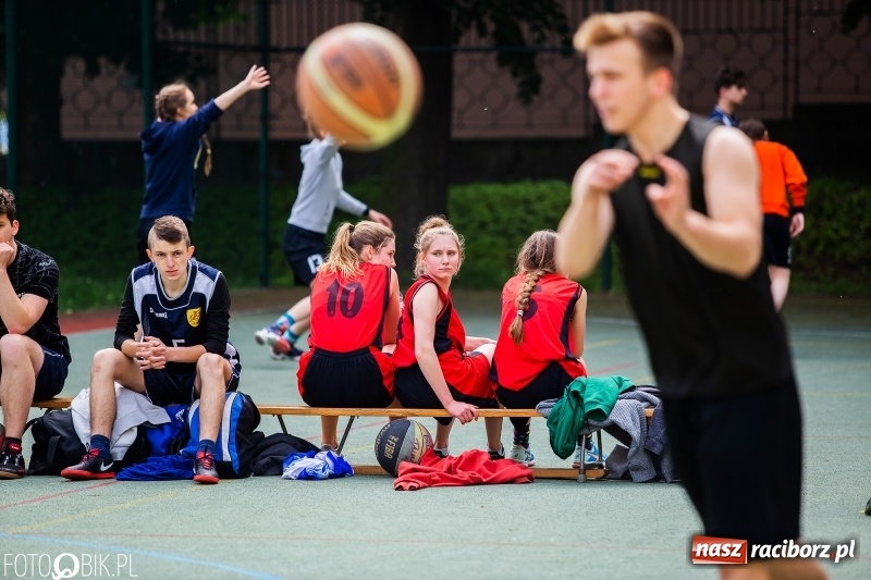 Zdjęcie w galerii na portalu naszraciborz.pl: W Ekonomiku rywalizowali w rozgrywkach streetballa wiadomości z regionu