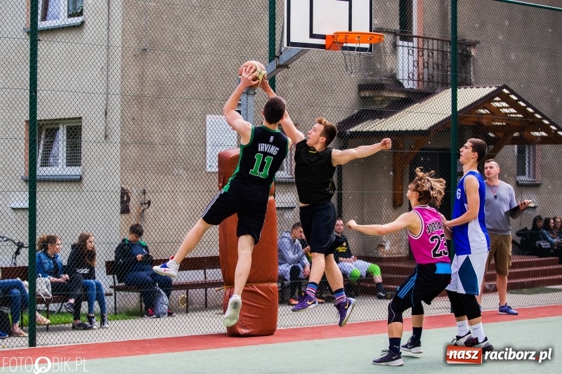 Zdjęcie w galerii na portalu naszraciborz.pl: W Ekonomiku rywalizowali w rozgrywkach streetballa wiadomości z regionu