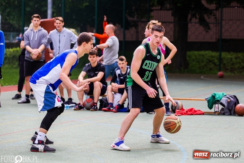 Zdjęcie w galerii na portalu naszraciborz.pl: W Ekonomiku rywalizowali w rozgrywkach streetballa wiadomości z regionu
