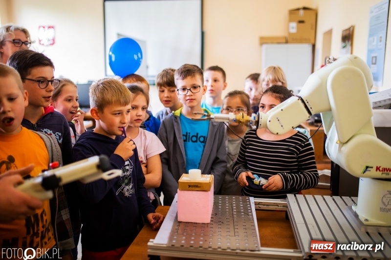 Zdjęcie w galerii na portalu naszraciborz.pl: Fascynujący świat techniki. Dzień Dziecka w PWSZ  wiadomości z regionu