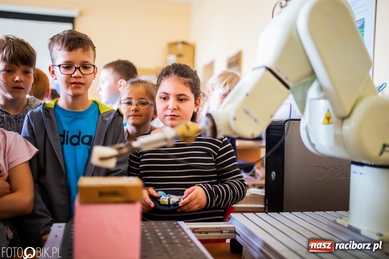Zdjęcie w galerii na portalu naszraciborz.pl: Fascynujący świat techniki. Dzień Dziecka w PWSZ  wiadomości z regionu