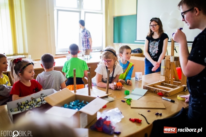 Zdjęcie w galerii na portalu naszraciborz.pl: Fascynujący świat techniki. Dzień Dziecka w PWSZ  wiadomości z regionu