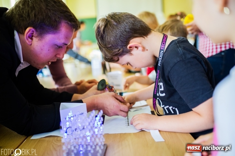 Zdjęcie w galerii na portalu naszraciborz.pl: Fascynujący świat techniki. Dzień Dziecka w PWSZ  wiadomości z regionu