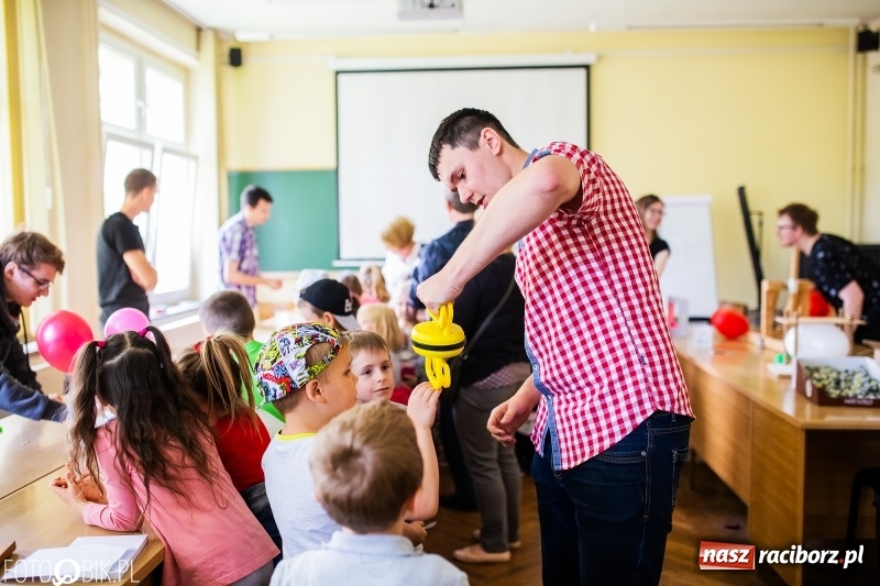 Zdjęcie w galerii na portalu naszraciborz.pl: Fascynujący świat techniki. Dzień Dziecka w PWSZ  wiadomości z regionu