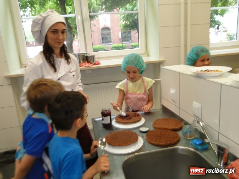 Zdjęcie w galerii na portalu naszraciborz.pl: Uczniowie SP 4 stali się cukiernikami wiadomości z regionu